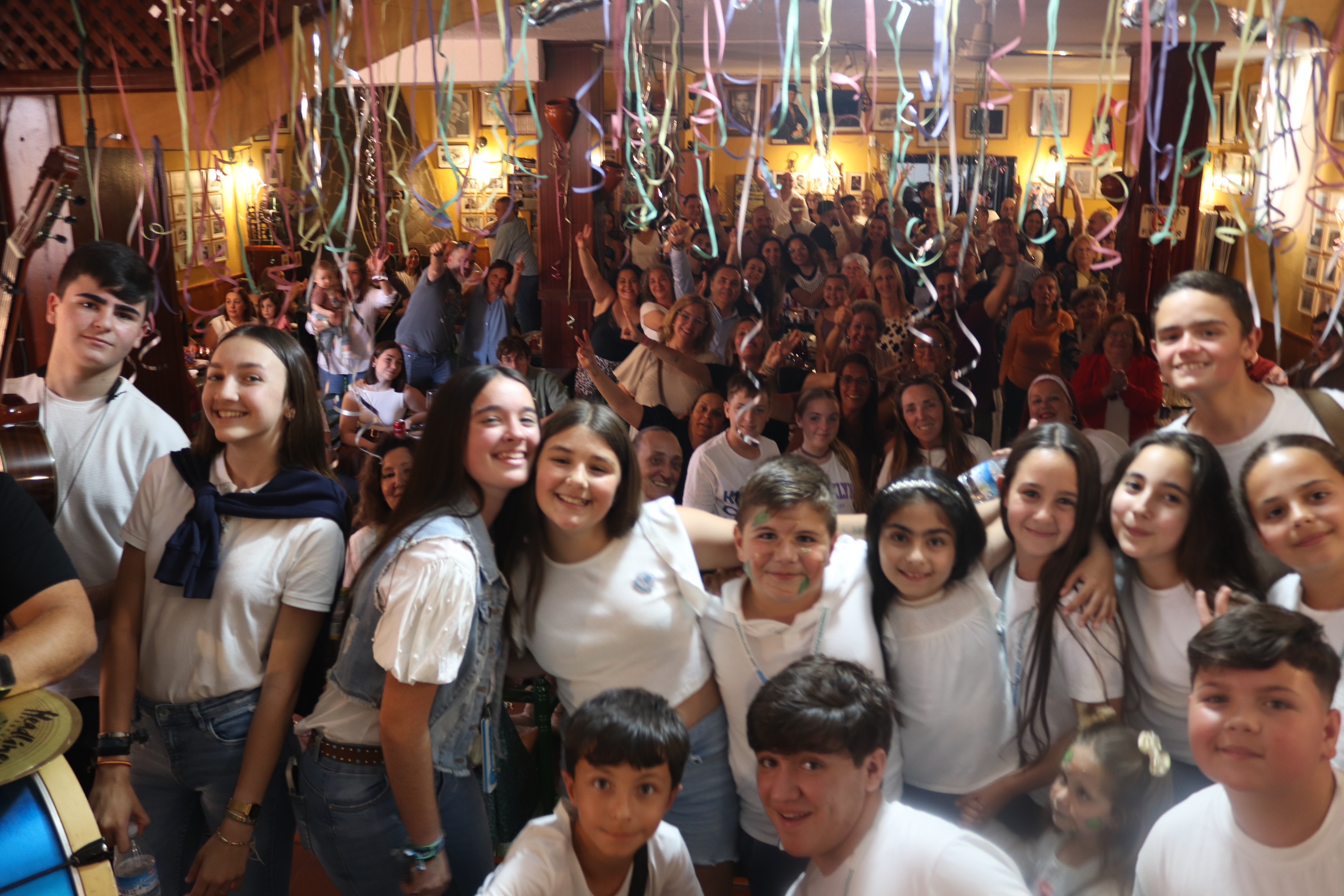 Grupo grande de socios con papelillos cayendo