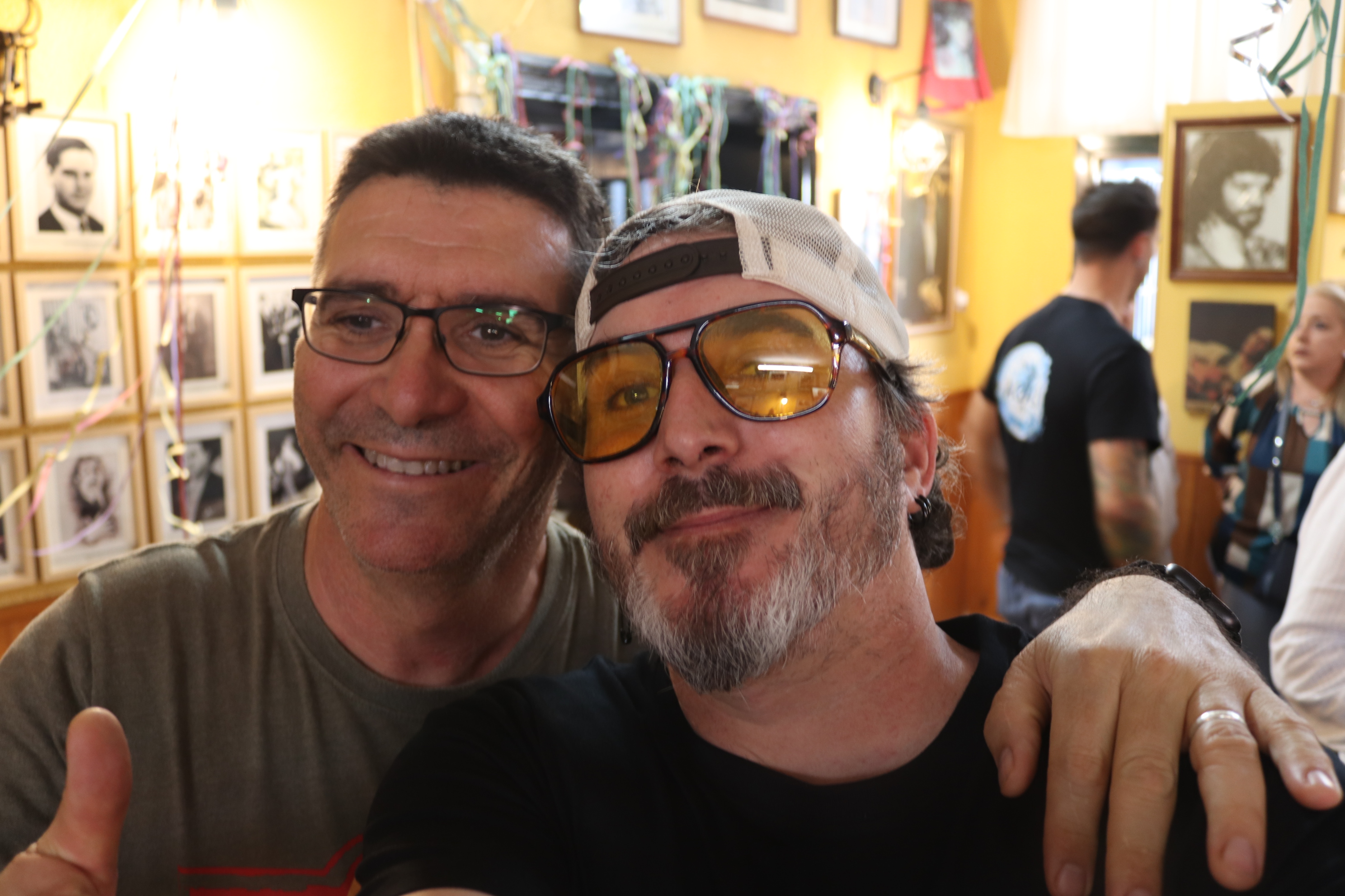 Dos socios sonriendo