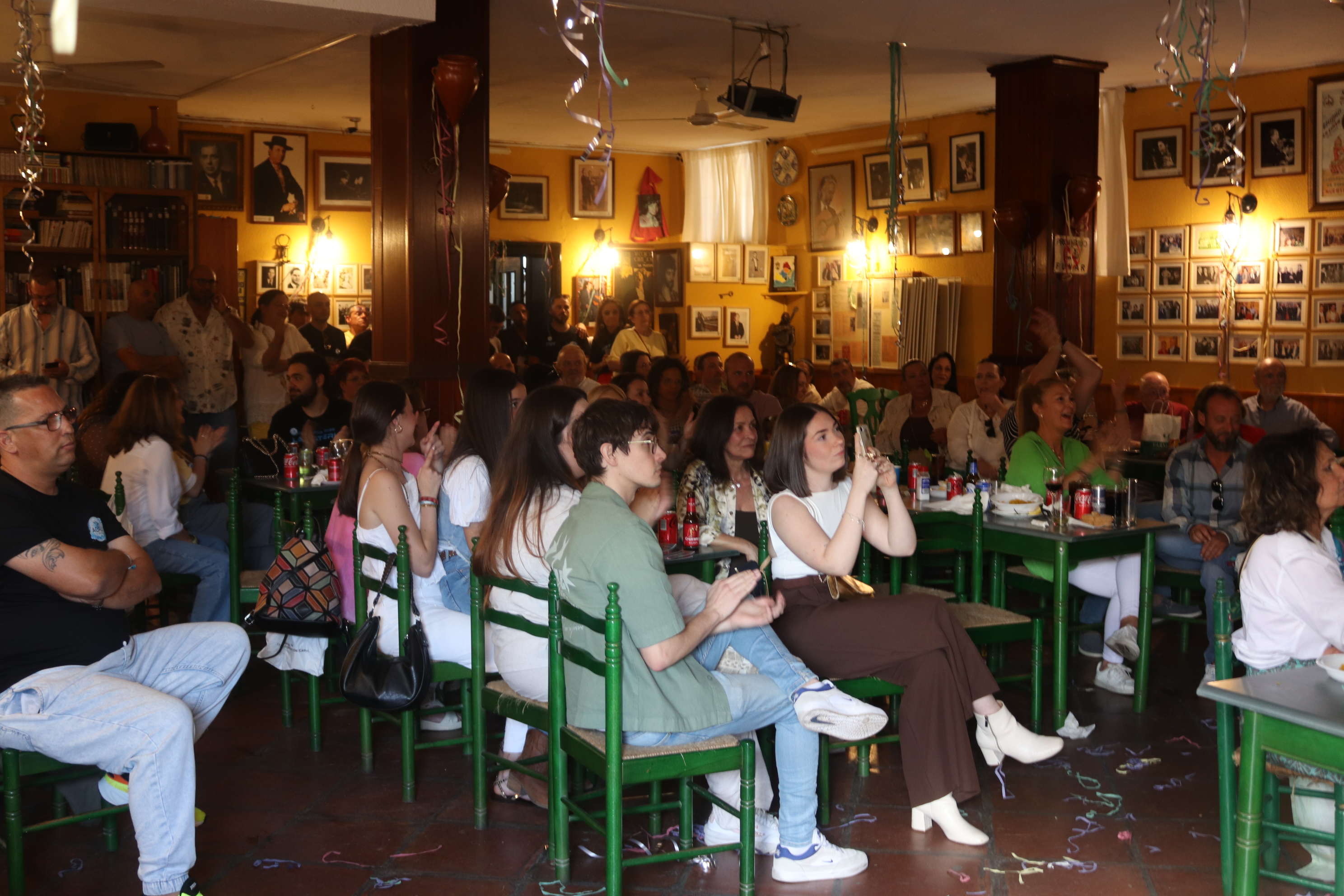 Público disfrutando de las actuaciones